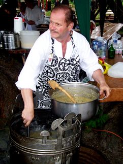 A rdpusztai hun st msolata / Die Nachahmung der hunnische groe Bronzekessel von Radpuszta / The copy of the hunnish cauldron of Radpuszta