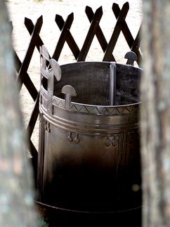 A rdpusztai hun st msolata / Die Nachahmung der hunnische groe Bronzekessel von Radpuszta / The copy of the hunnish cauldron of Radpuszta