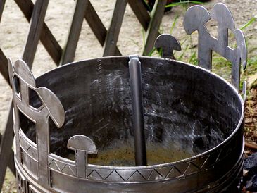 A rdpusztai hun st msolata / Die Nachahmung der hunnische groe Bronzekessel von Radpuszta / The copy of the hunnish cauldron of Radpuszta