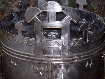 A rdpusztai hun st msolata / Die Nachahmung der hunnische groe Bronzekessel von Radpuszta / The copy of the hunnish cauldron of Radpuszta