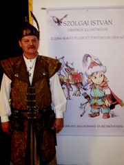 Szolgai István grafikus alkalomhoz ill öltözetben