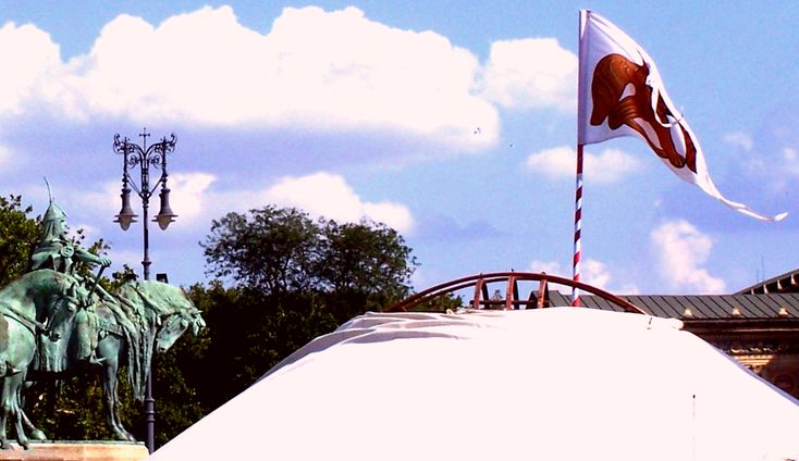Jurta a H�s�k ter�n / Jurte in Heldenplatz / Yurt in Heroes Square