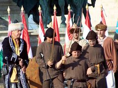 A v&eacute;res kard k&ouml;r&uuml;lhordoz&aacute;sa (Hadbah&iacute;v&aacute;s) / Tragen das blutige Schwert herum (Mobilisierung) / Carry the bloody sword around (mobilization)