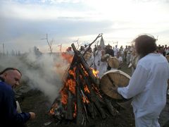 Sámándobolás a tz körül / Schamanische Trommeln um das Feuer / Shamanic drumming around the fire - 2