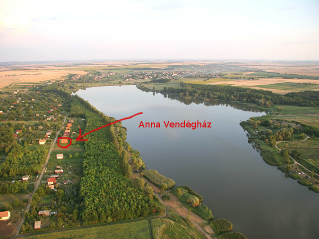 Ház a tó partján