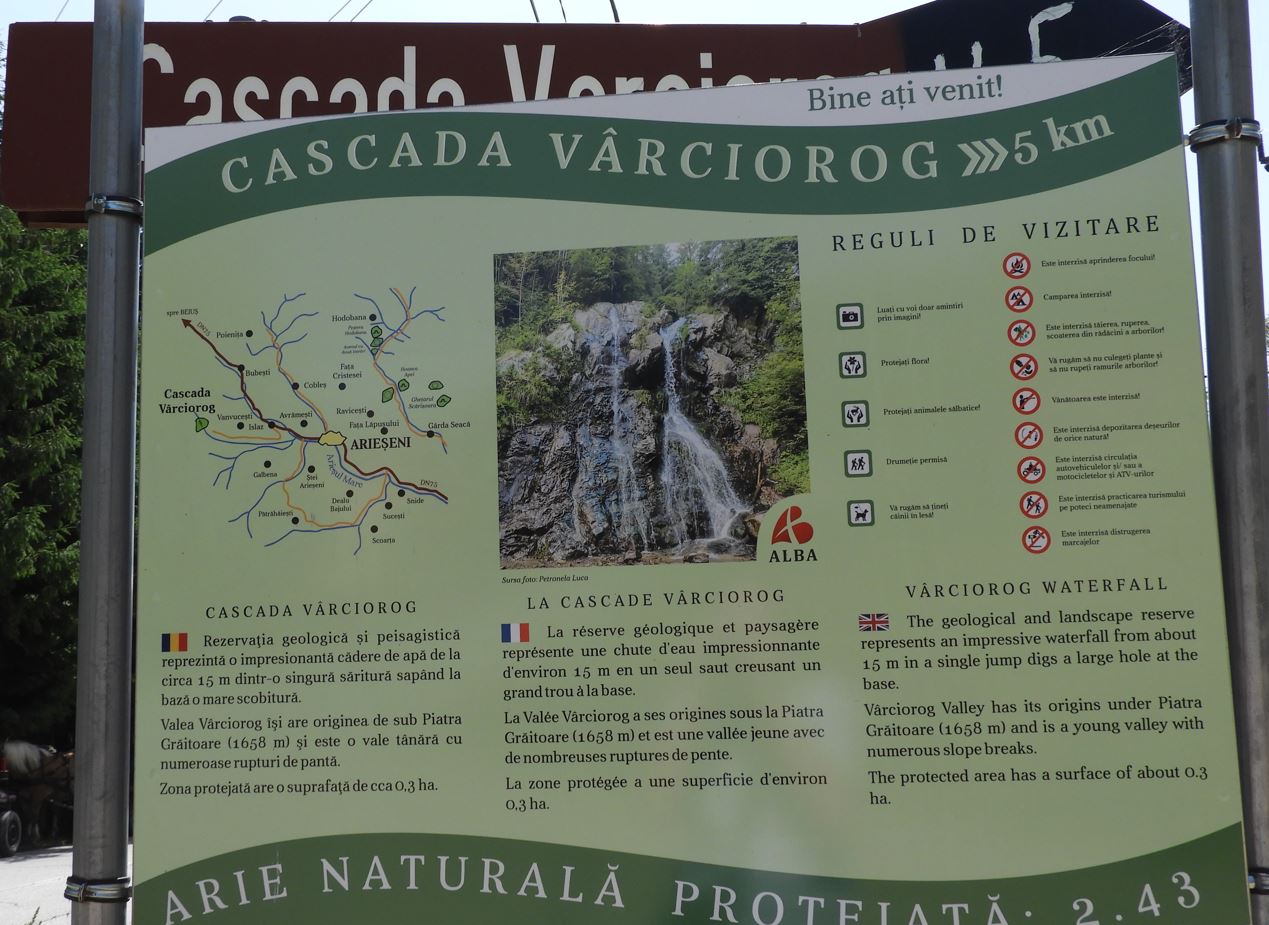 Tájékoztató tábla a főúton, a Vércsorog vízesés felé erre kell menni