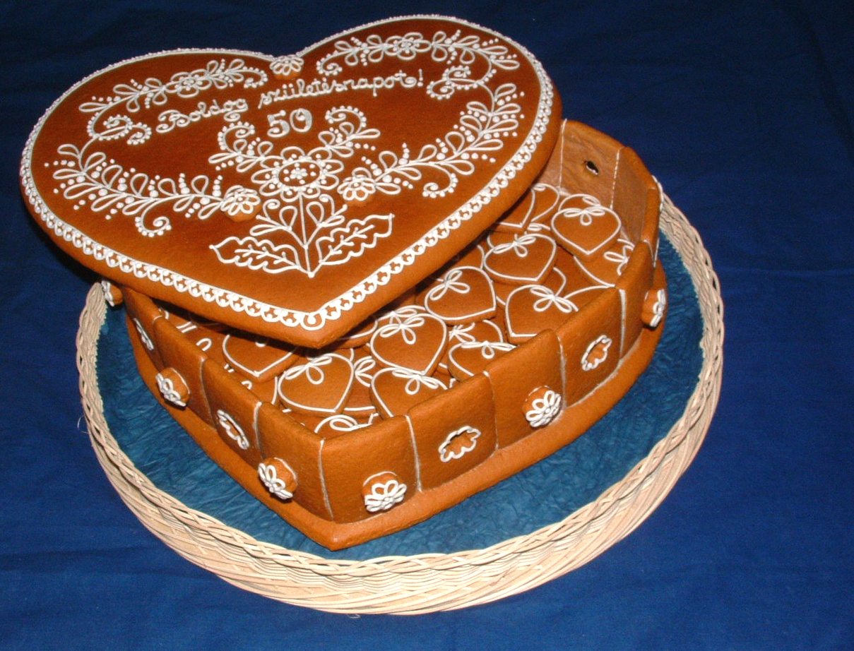 ...és szív alakú mézeskalács doboz 50. születésnapra