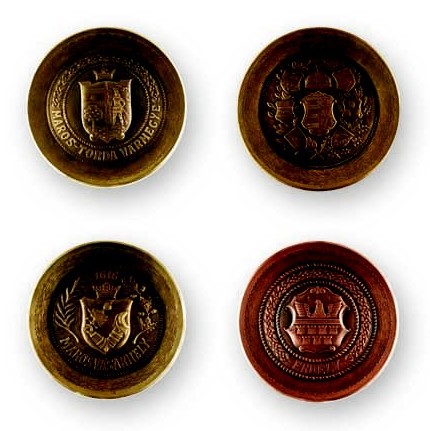 Címerek, átmérõ: 30 cm, sárga és vörösréz