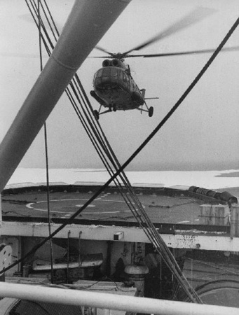 _0532_00_05_F749Helikoptererkezik