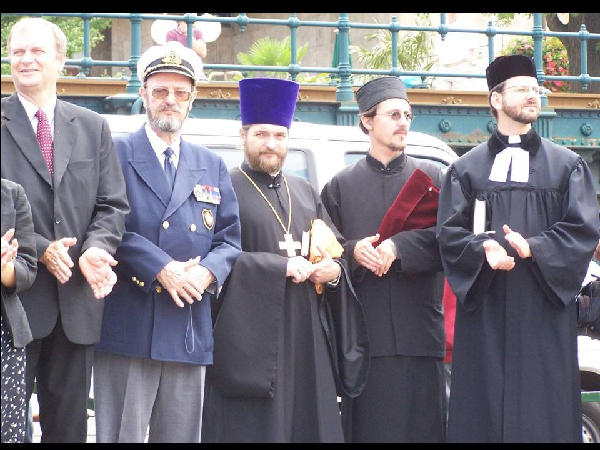 A trtnelmi egyhzak s a kirlyi hajsnp kpviseli