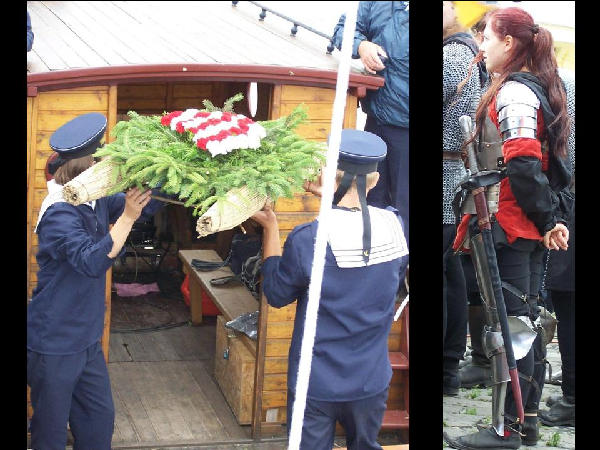 A koszor elhelyezse a Corvinuson