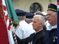 Készüldés a koszorúzásra