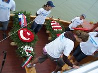 Koszorúk a hajón