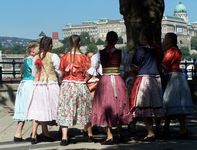 A nép (és a Kincs Együttes) lányai már a Március 15. téren vannak - 2