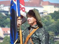 Hunyadi János (emlékez) vitéze üdvözli Kapisztrán János (emlékez) kereszteseit - 1