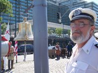 Vitéz Kovács György fedélzetmester készenlétben a harangnál