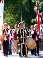 Jönnek Kapisztrán keresztesei a Március 15. tér fell - 2