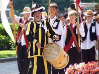 Jönnek Kapisztrán keresztesei a Március 15. tér fell - 6