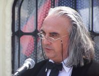 Balázsi László püspök helyettes fjegyz, az Unitárius Egyház lelkipásztora áldást mond