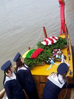 Koszorúk a hajón
