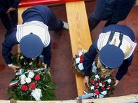 A koszorúk elhelyezése a hajón