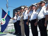 Tisztelg hajósok