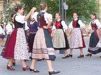 A Kincs Együttes táncosai a Március 15. téren / 9