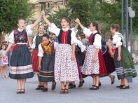 A Kincs Együttes táncosai a Március 15. téren / 10