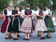 A Kincs Együttes táncosai a Március 15. téren / 12