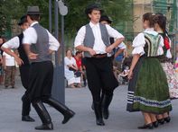 A Kincs Együttes táncosai a Március 15. téren / 13