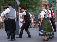 A Kincs Együttes táncosai a Március 15. téren / 14
