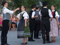 A Kincs Együttes táncosai a Március 15. téren / 15