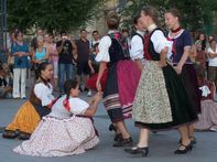 A Kincs Együttes táncosai a Március 15. téren / 16