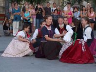 A Kincs Együttes táncosai a Március 15. téren / 17