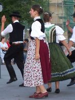 A Kincs Együttes táncosai a Március 15. téren / 24