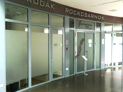 Bejárat a Rockmúzeumba.