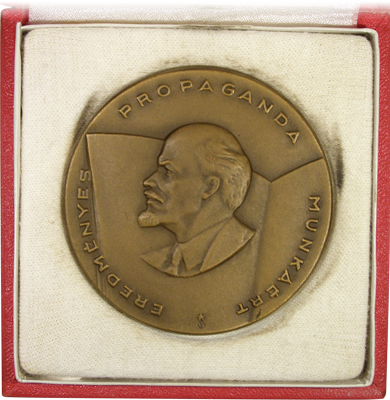 Dobozában