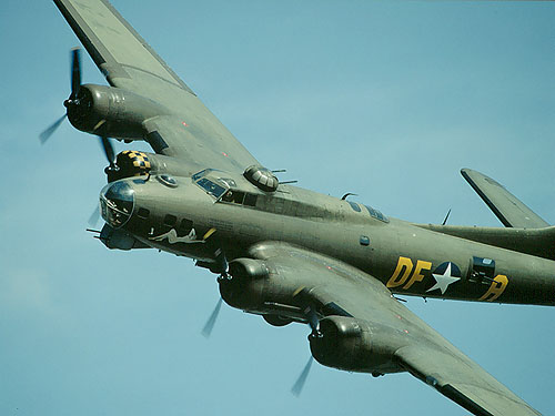 a képen egy b-17 bombázó látható...
