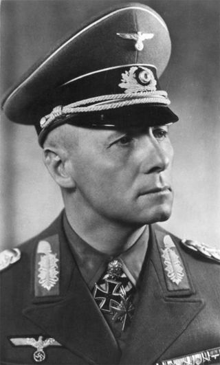 a képen rommel látható...