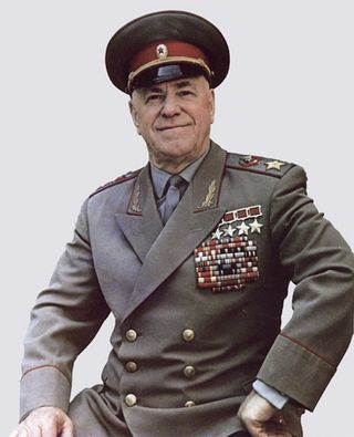 a képen zsukov látható...