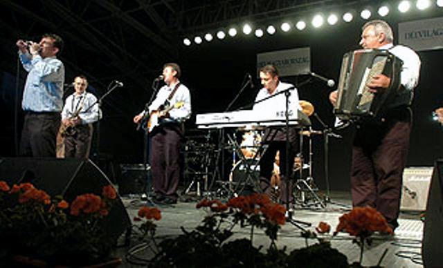 delvidk.jpg - Szeged sportcsarnok DM Lakodalmas zenekarok döntője.Fotó: Karnok Csaba