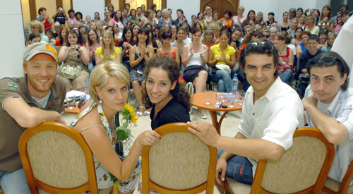 A Szentiv&aacute;n&eacute;ji &aacute;lom szt&aacute;rjai, Bereczki Zolt&aacute;n, Janza Kata, V&aacute;g&oacute; Bernadett, Dolhai Attila &eacute;s Szab&oacute; P. Szilveszter a zs&uacute;fol&aacute;sig megtelt Re&ouml;k-palot&aacute;ban a tegnap esti k&ouml;z&ouml;ns&eacute;gtal&aacute;lkoz&oacute;n. Fot&oacute;: Schmidt And