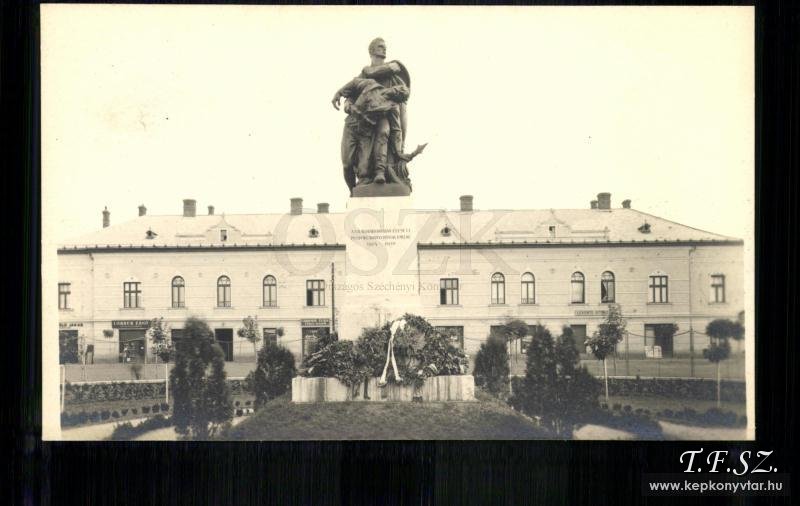 Kzsghza a H?sk szobrval 1932.jpg