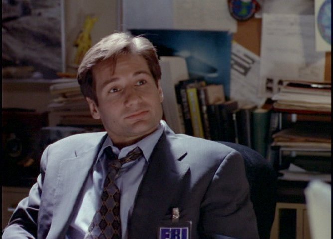 Mulder az irodjban