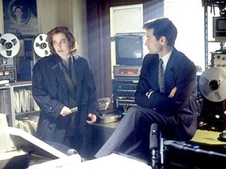 Mulder és Scully a Magányos Harcosok irodájában