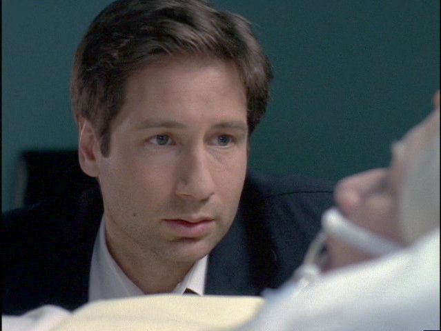Mulder az édesanyja mellett