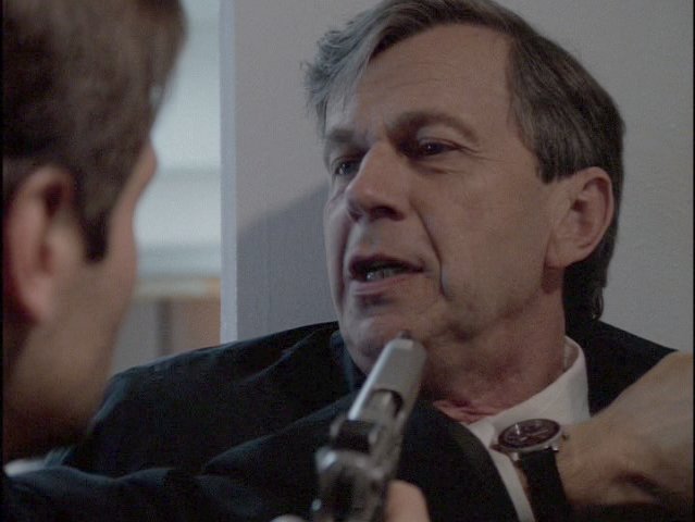 Mulder fegyvert szegez a Cigarettz Frfinak
