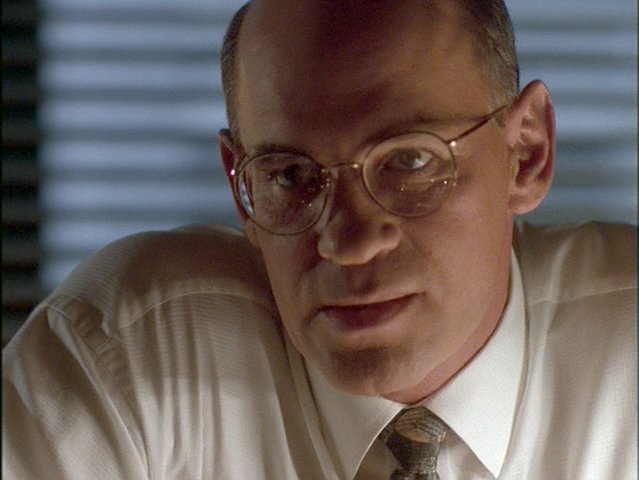 Skinner Scully segítségét kéri