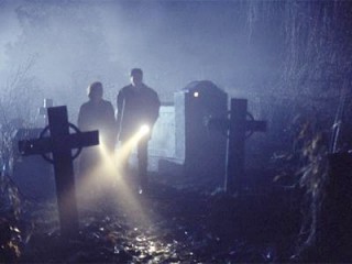 Scully és a serif a temetőben