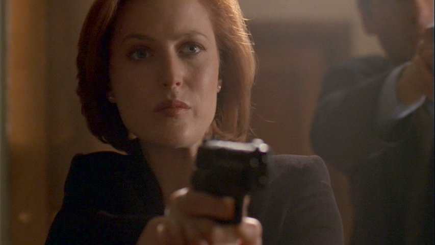 Scully elővette fegyvert